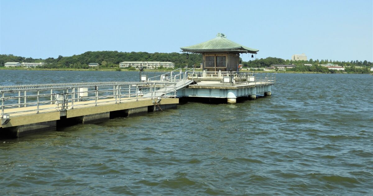湖上に建つ東屋風の建物と桟橋の風景