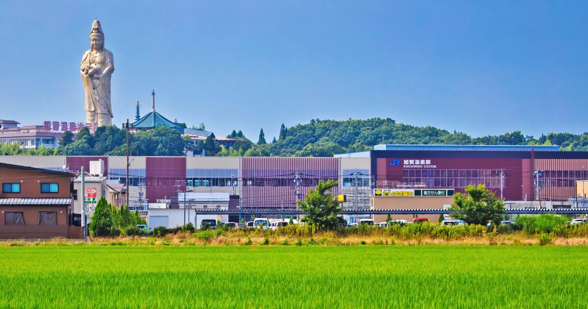 加賀温泉駅と背後にそびえる巨大な観音像