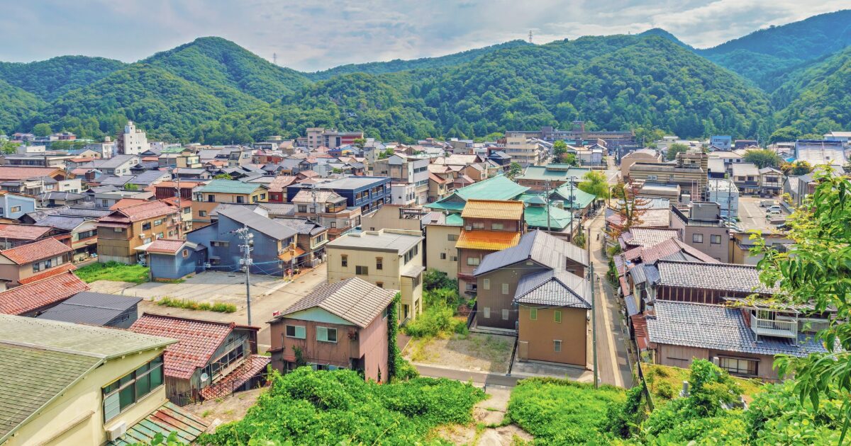 山中温泉の街並みと緑に囲まれた住宅地