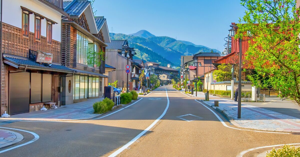 山中温泉の伝統的な街並みと青空の風景