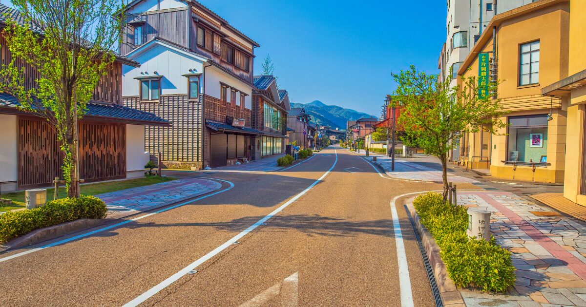 山中温泉の美しい通りと木造建築の街並み