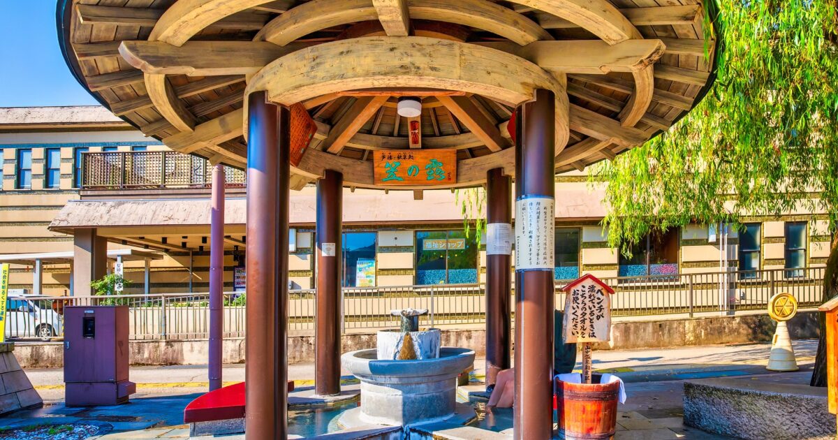 山中温泉にある足湯施設美の湯の屋根付き休憩所