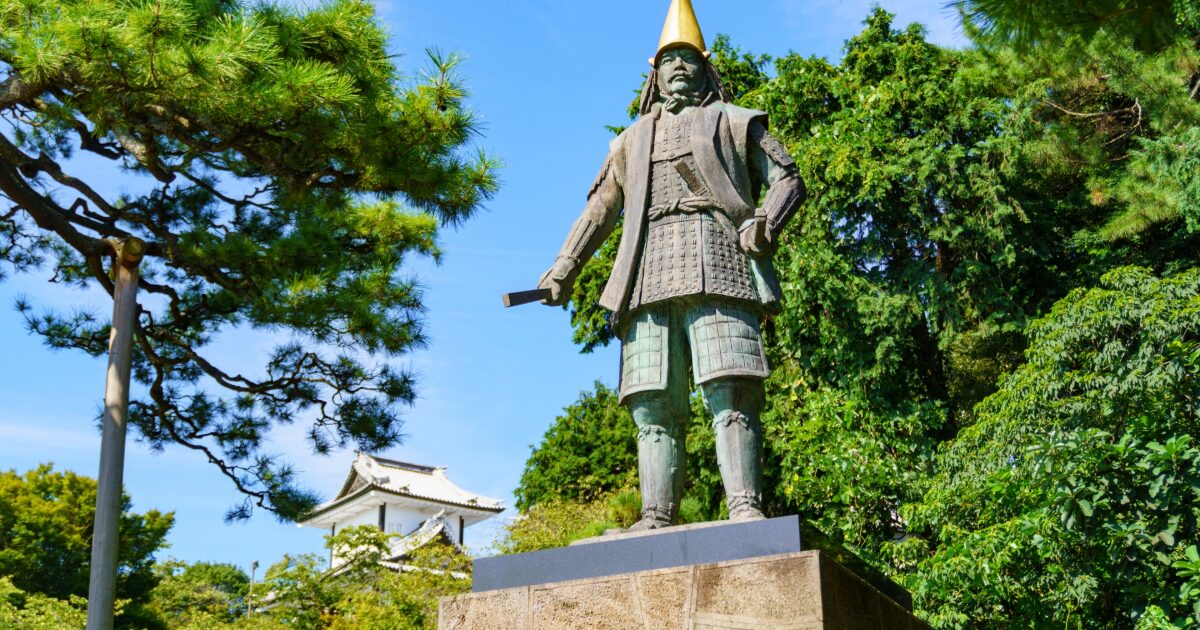 前田利家像と金沢城の風景