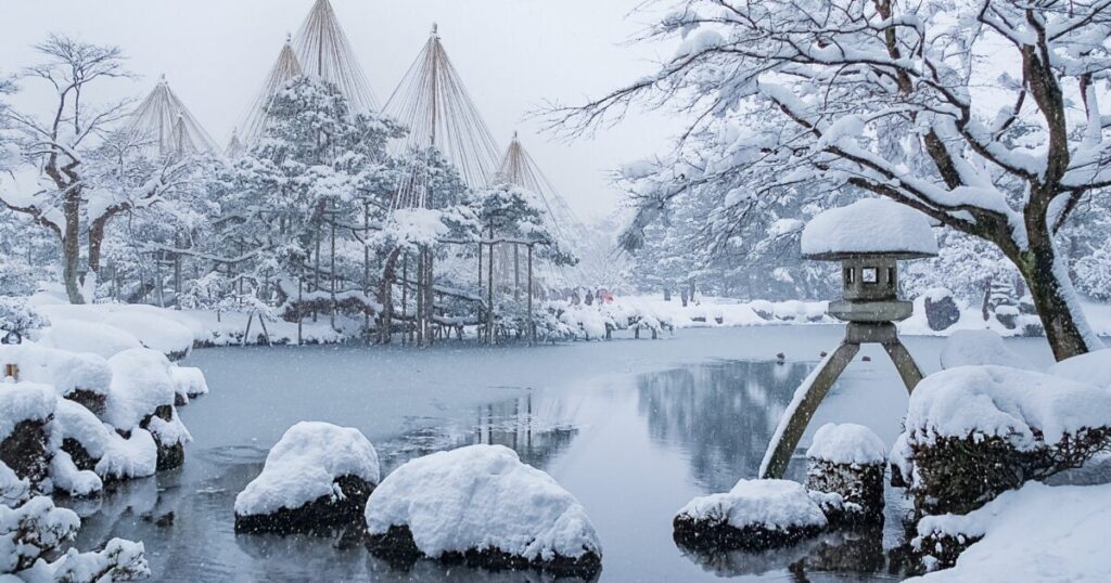 雪の兼六園と徽軫灯籠と雪吊り