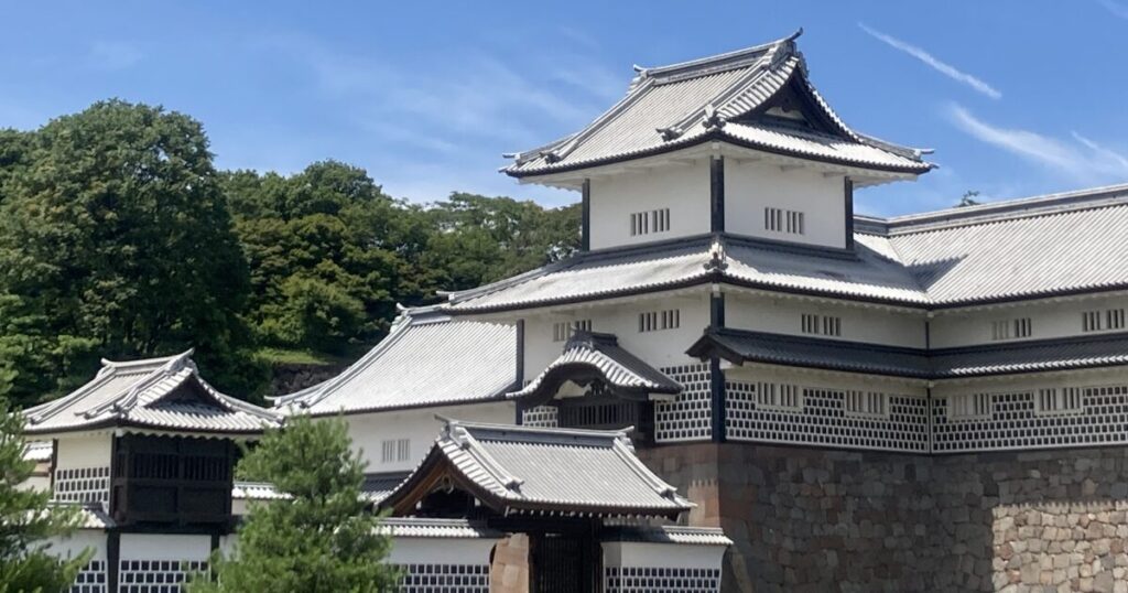 夏の金沢城と青空の風景