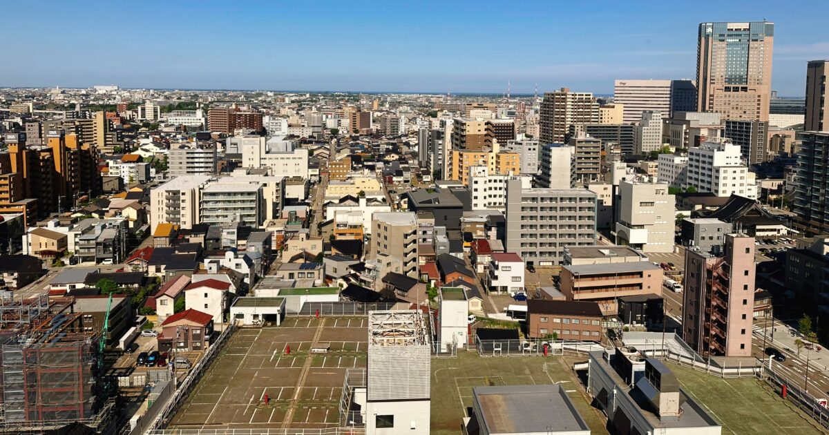 金沢市街地の高層ビルと住宅の俯瞰風景