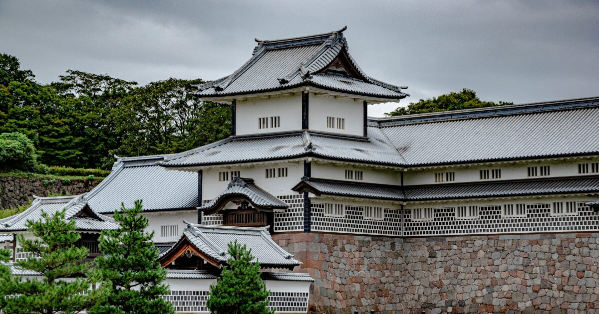 曇り空の金沢城と石垣の景色