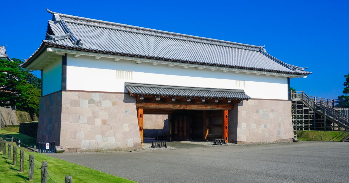 金沢城の石川門と青空