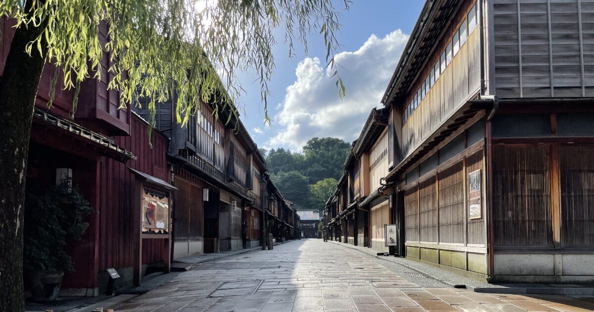 ひがし茶屋街の柳と伝統的な町並み