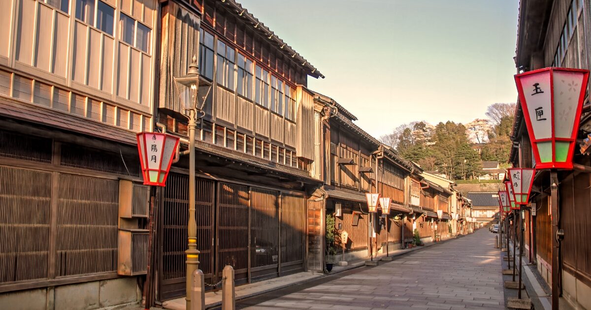 夕暮れの主計町茶屋街と和風建築