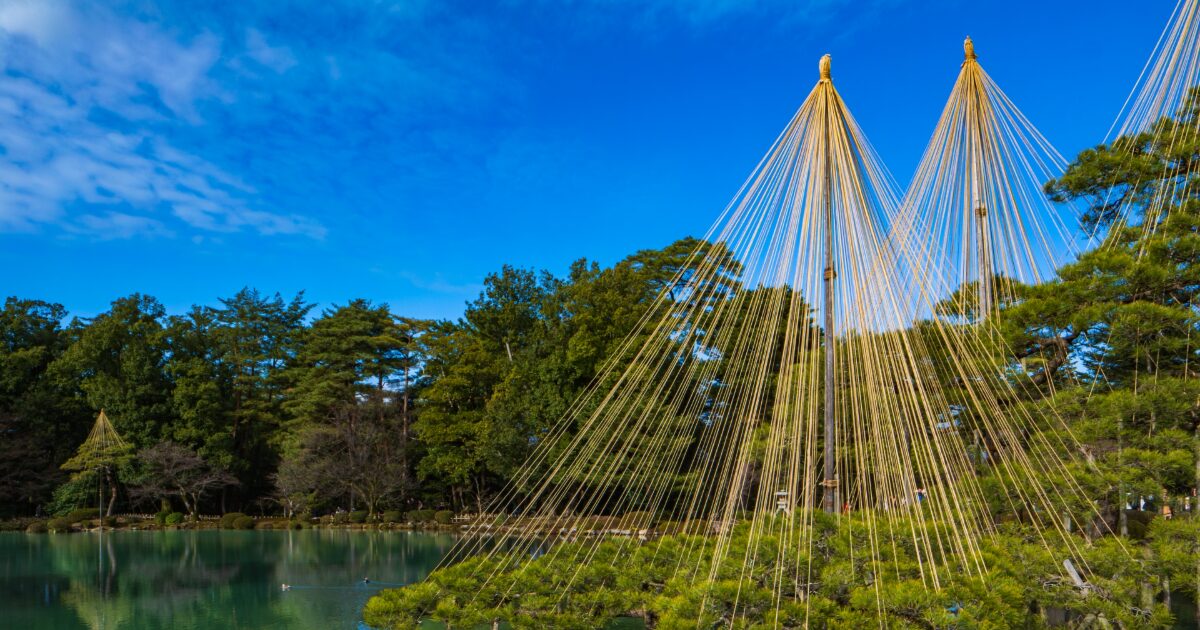 兼六園の雪吊りと青空の池の風景