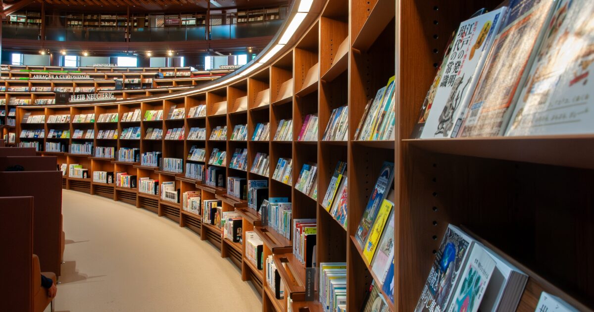 金沢市立玉川図書館の館内と本棚