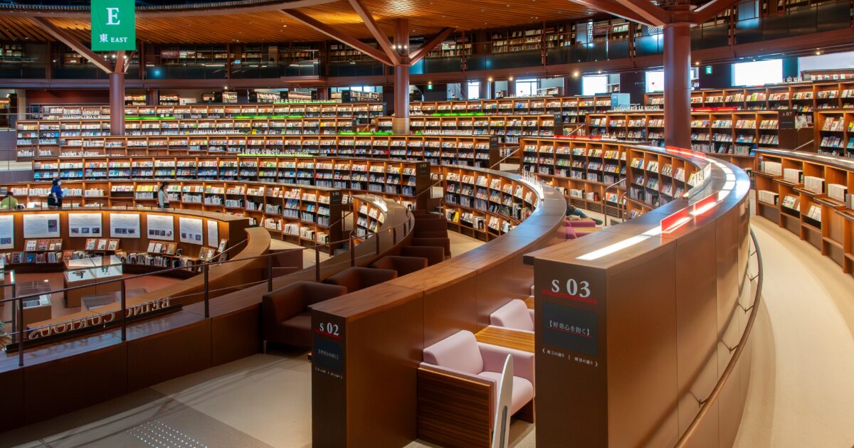 金沢海みらい図書館の円形書架と閲覧スペース