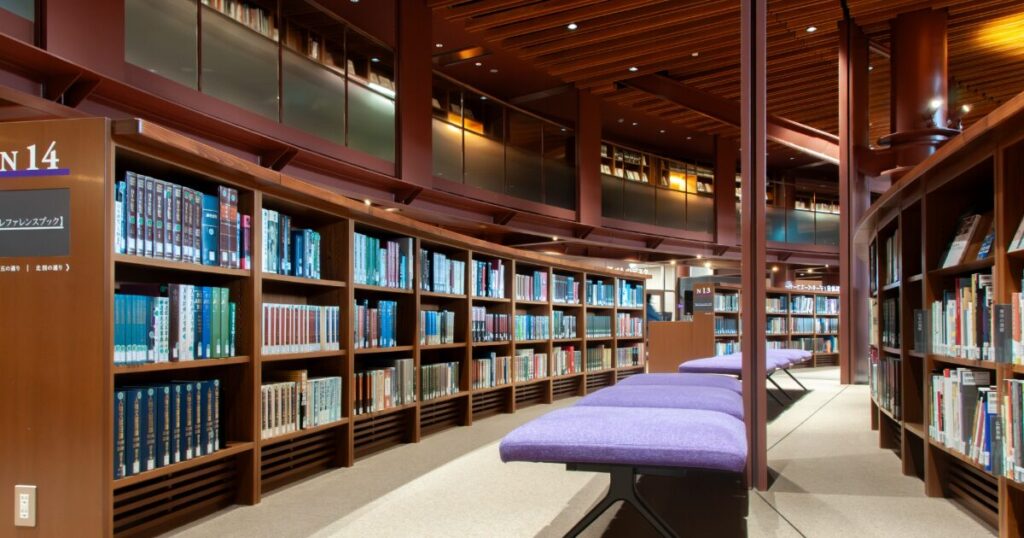 金沢海みらい図書館の書棚とベンチのある通路