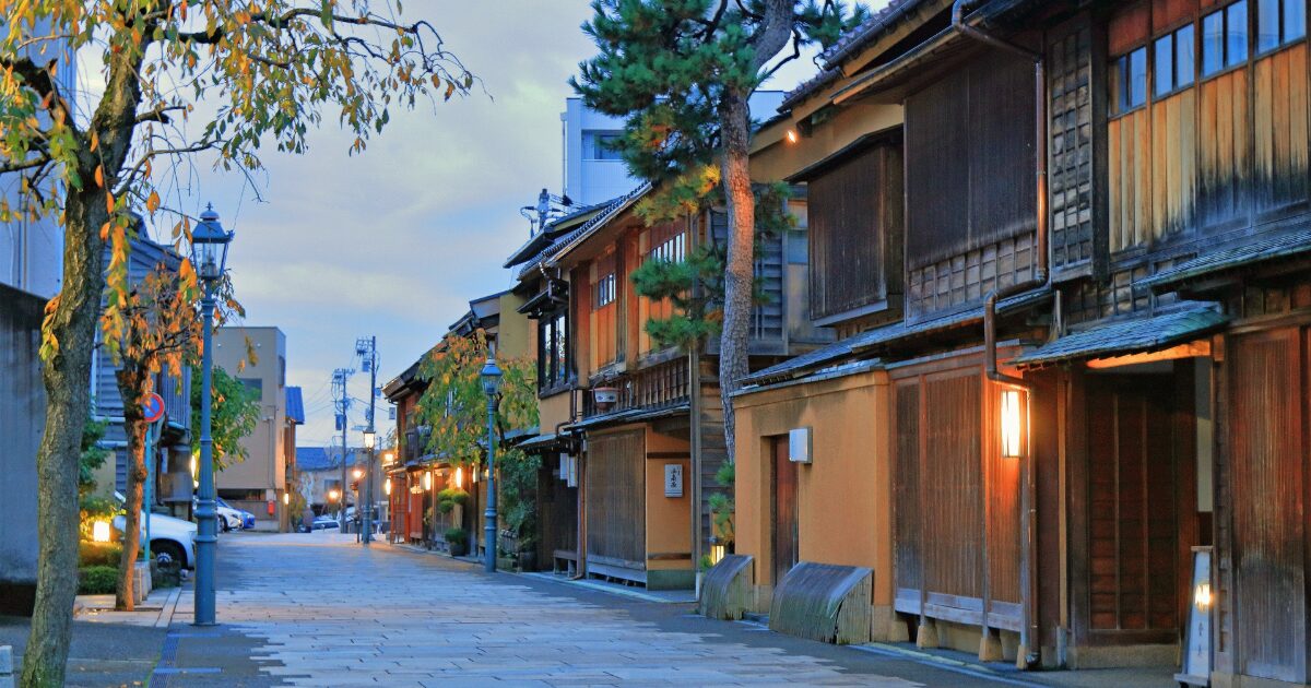 ひがし茶屋街の古い町並みと石畳の道