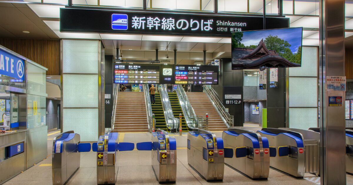 金沢駅新幹線改札と発車案内表示