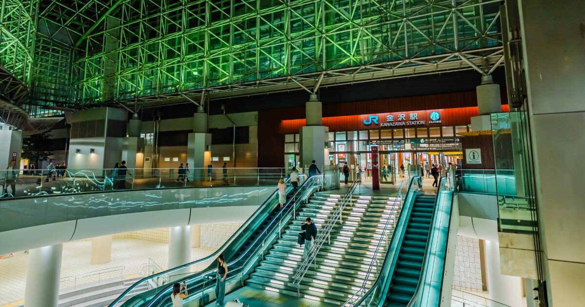 金沢駅の入口にあるJRとIRいしかわ鉄道の案内看板