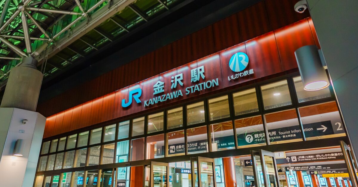 金沢駅の入口にあるJRとIRいしかわ鉄道の案内看板