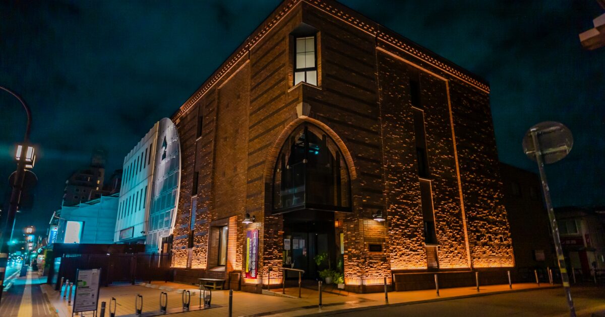 ライトアップされた金沢文芸館のレンガ造りの外観