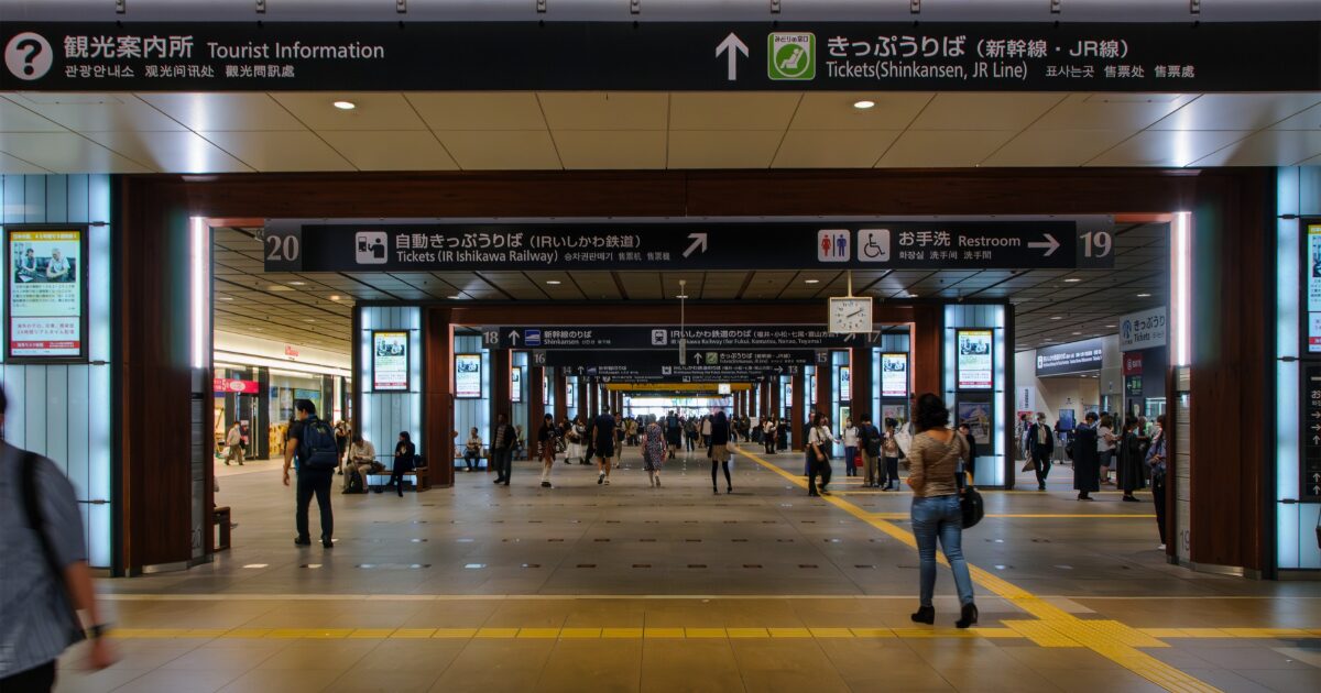 金沢駅構内の観光案内所と切符売り場の通路