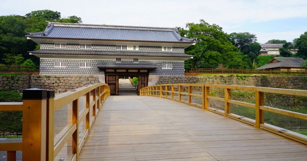 金沢城の橋爪門と木製の橋