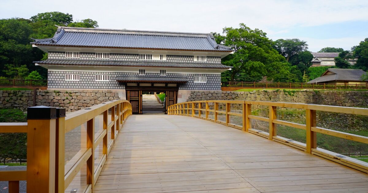 金沢城の橋爪門と木製の橋