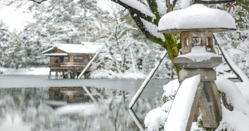 雪に覆われた兼六園の徽軫灯籠と霞ヶ池