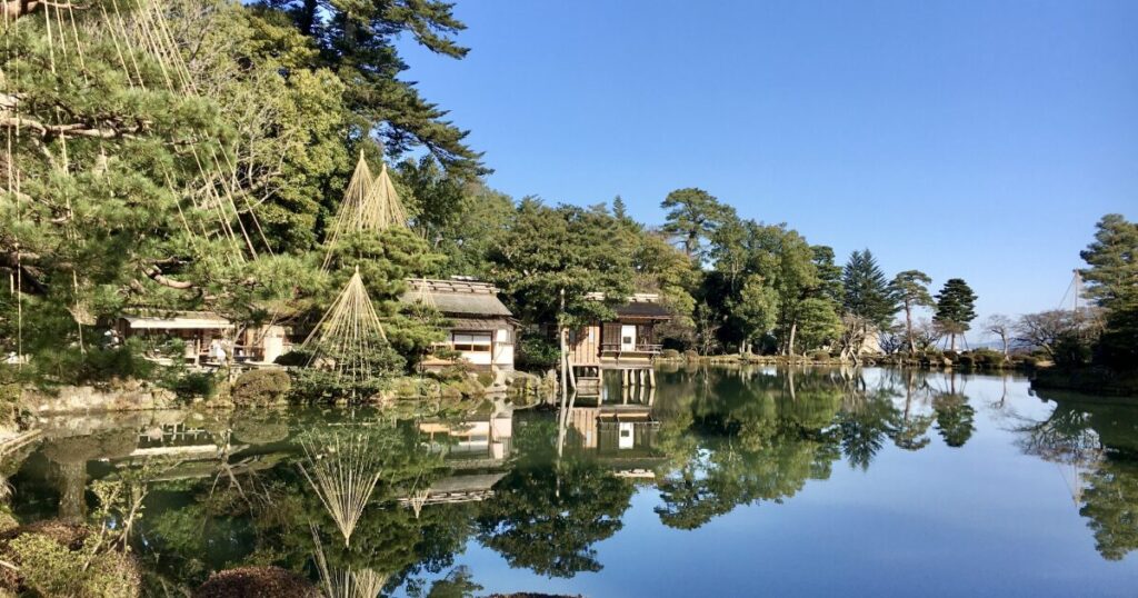 兼六園の池と茶屋の風景