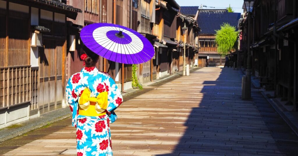 ひがし茶屋街を歩く着物姿の女性と和傘