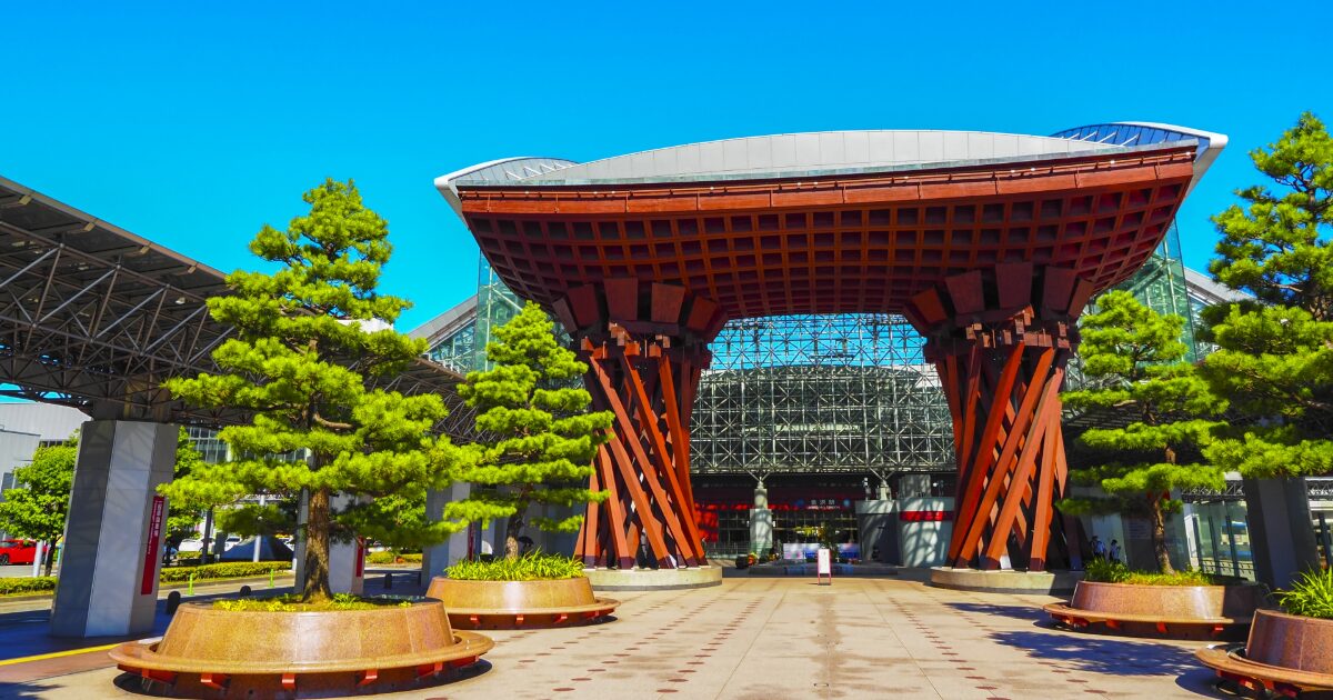 青空の下の金沢駅鼓門ともてなしドーム