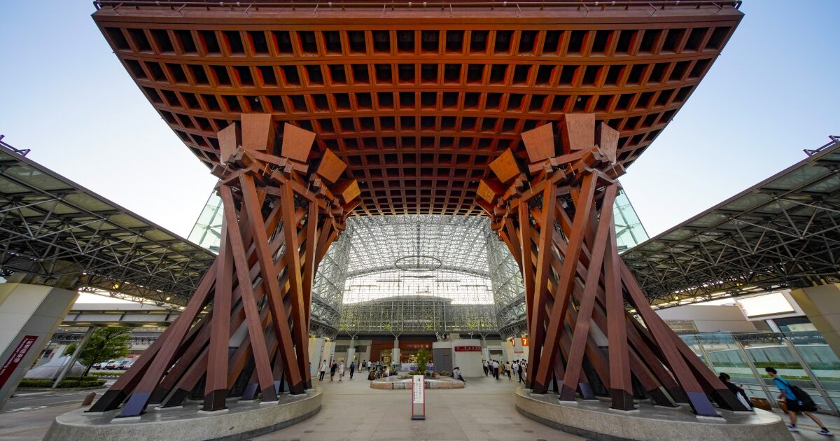 正面から見た金沢駅鼓門と広場の様子