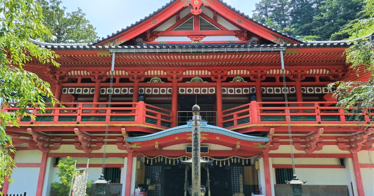 鮮やかな朱色の那谷寺本堂