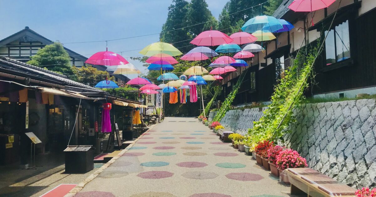 色とりどりの傘が飾られた日本の古民家通り