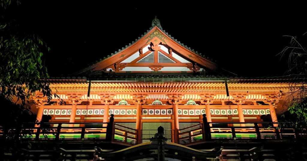 夜にライトアップされた那谷寺本堂