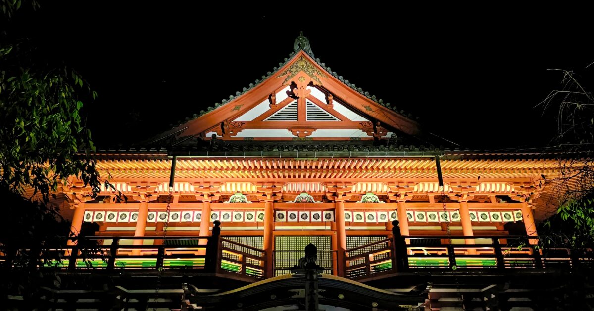 夜にライトアップされた那谷寺本堂