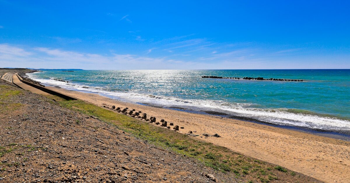 晴天の日本海と砂浜の絶景海岸