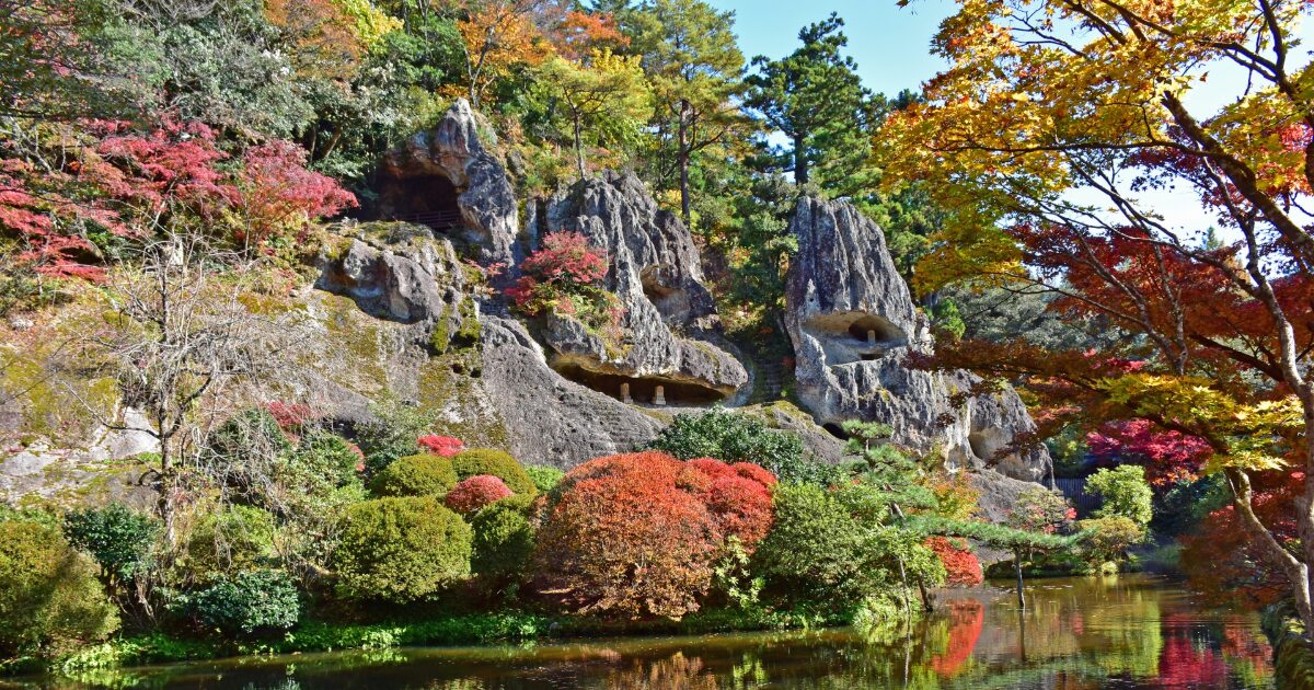 紅葉に彩られた那谷寺の岩山と池