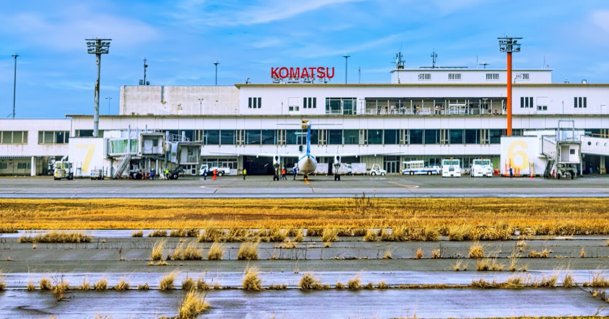 滑走路から見た小松空港ターミナルビル