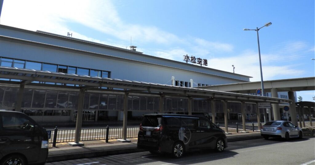 青空の下の小松空港外観