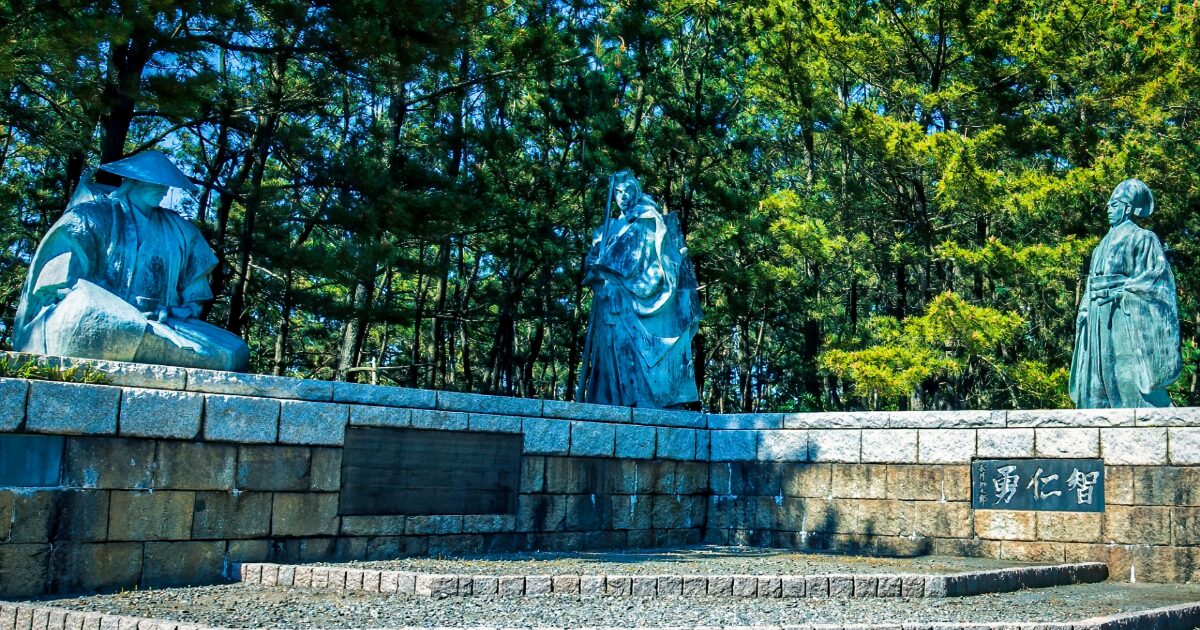 松林に囲まれた武士の銅像群