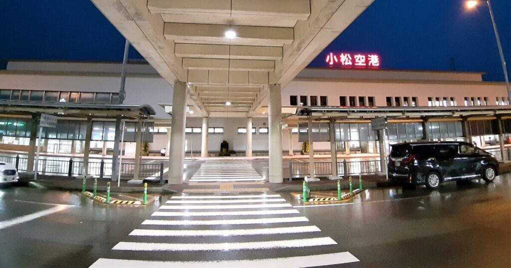 夜の小松空港正面玄関