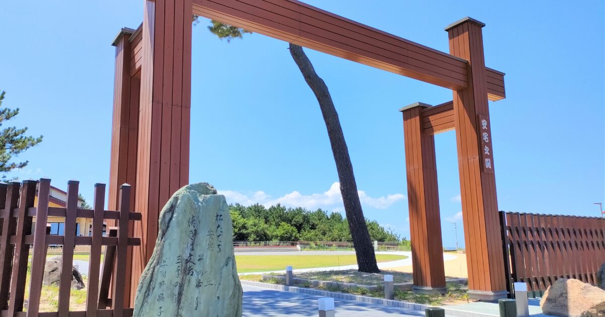 青空と木製の巨大な安宅の関の門