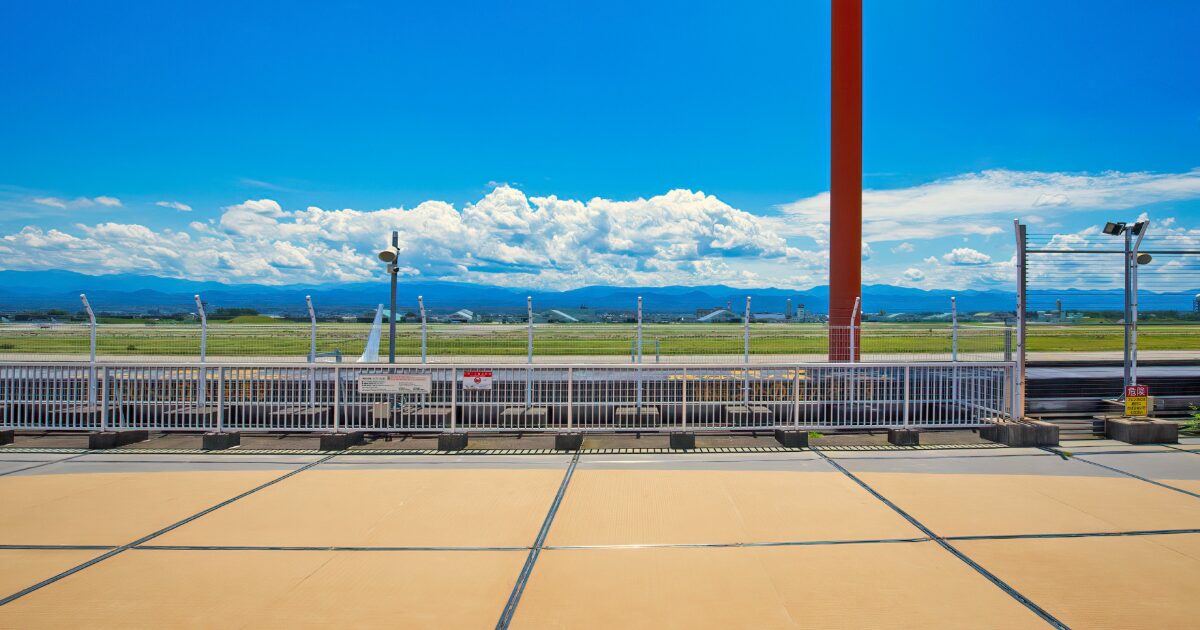青空の下に広がる小松空港の滑走路